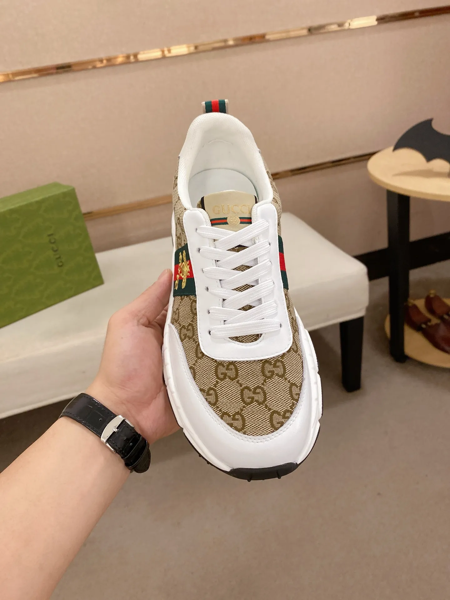 Men's shoes 💰 442 💰 High-quality new GUCCI counters are on the market at the same time. The new men's shoes, 😘fabrics are selected imported cowhide, lining: mesh breathable lining. 👍🏿 High-end ☄️ air-cushion molded anti-slip rubber outsole, exquisite lines, simple and elegant, comfortable and high-end for leisure travel. Code number: 38 to 44 (45 can be customized and cannot be returned or exchanged)